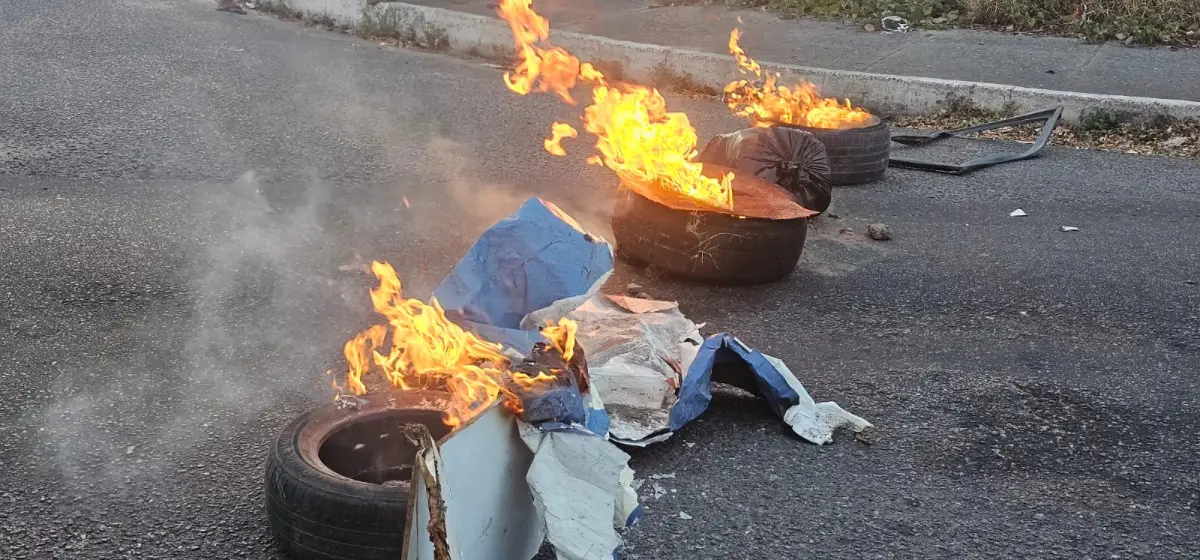 Protesto, pais bloqueiam avenida em Feira de Santana contra fechamento da Escola Eduardo Fróes da Mota