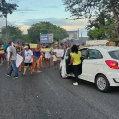 Protesto, pais bloqueiam avenida em Feira de Santana contra fechamento da Escola Eduardo Fróes da Mota