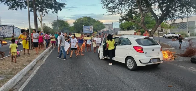 Protesto, pais bloqueiam avenida em Feira de Santana contra fechamento da Escola Eduardo Fróes da Mota