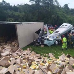 Acidente com caminh&atilde;o