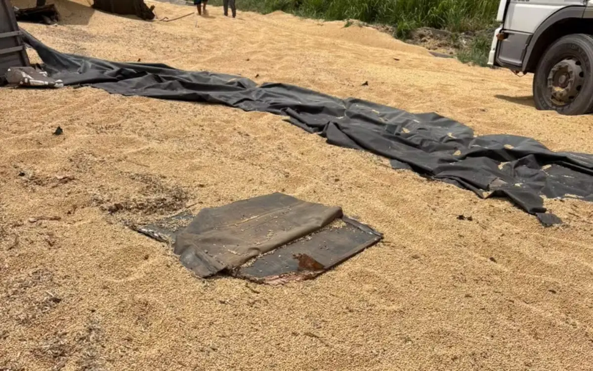 Carreta tomba na BR-324 e causa congestionamento sentido Salvador; carga de soja foi saqueada