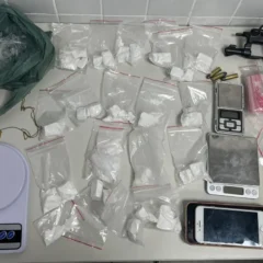 PM prende dois homens por tráfico de drogas e porte ilegal de arma em Feira de Santana