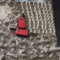 Pared&atilde;o clandestino acaba em confronto com a pol&iacute;cia; drogas, muni&ccedil;&otilde;es e ve&iacute;culos foram apreendidos