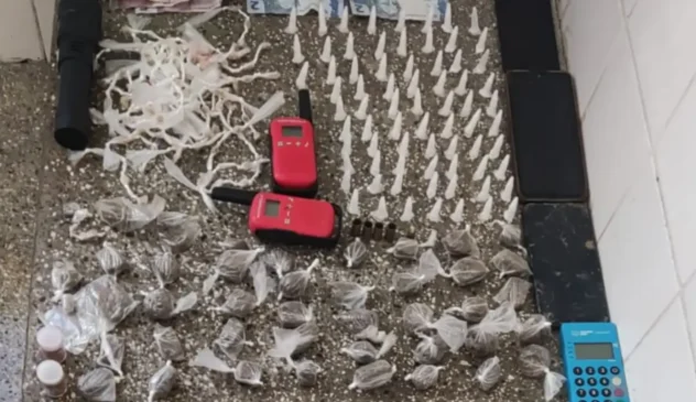 Paredão clandestino acaba em confronto com a polícia; drogas, munições e veículos foram apreendidos