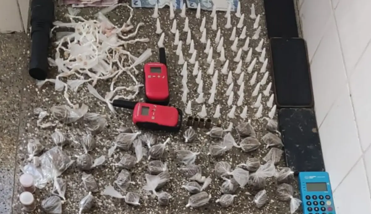 Paredão clandestino acaba em confronto com a polícia; drogas, munições e veículos foram apreendidos