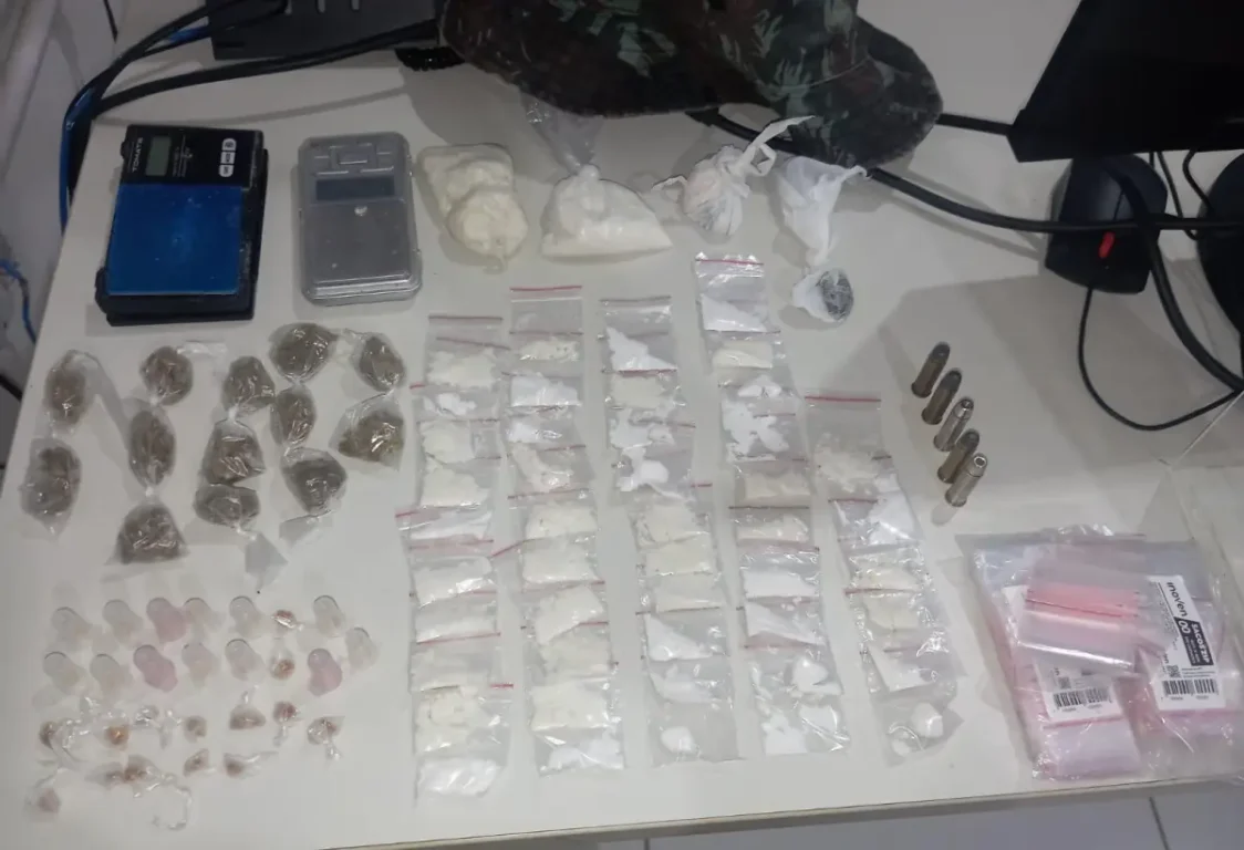 PM apreende arma, drogas e cumpre mandados de prisão por estupro e violência doméstica PM apreende arma, drogas e cumpre mandados de prisão por estupro e violência doméstica