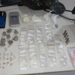 PM apreende arma, drogas e cumpre mandados de prisão por estupro e violência doméstica