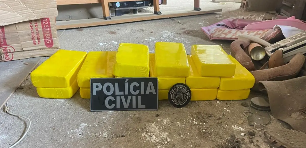 Polícia apreende 15 quilos de cocaína e armas no sudoeste da Bahia Polícia apreende 15 quilos de cocaína e armas no sudoeste da Bahia