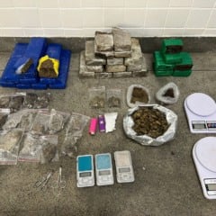 tr&aacute;fico de drogas Material apreendido com mulher no conjunto Feira X, em Feira de Santana