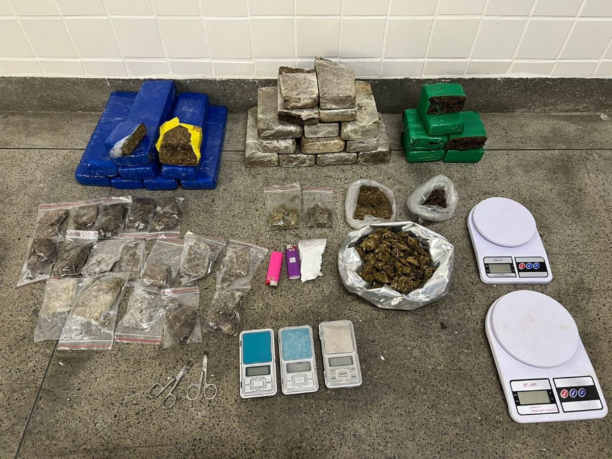 tráfico de drogas Material apreendido com mulher no conjunto Feira X, em Feira de Santana