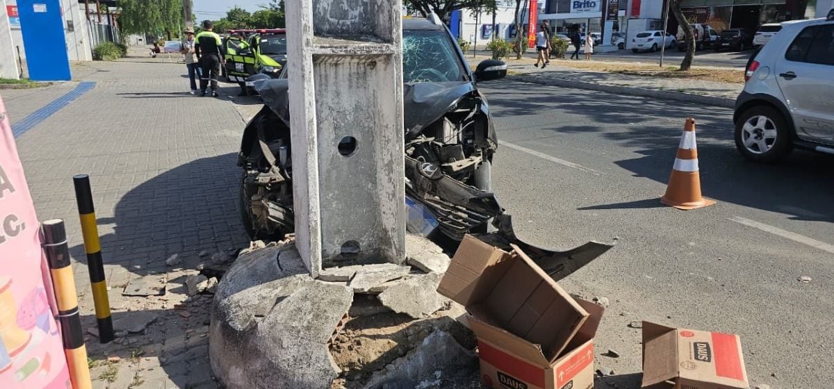 carro bate em poste