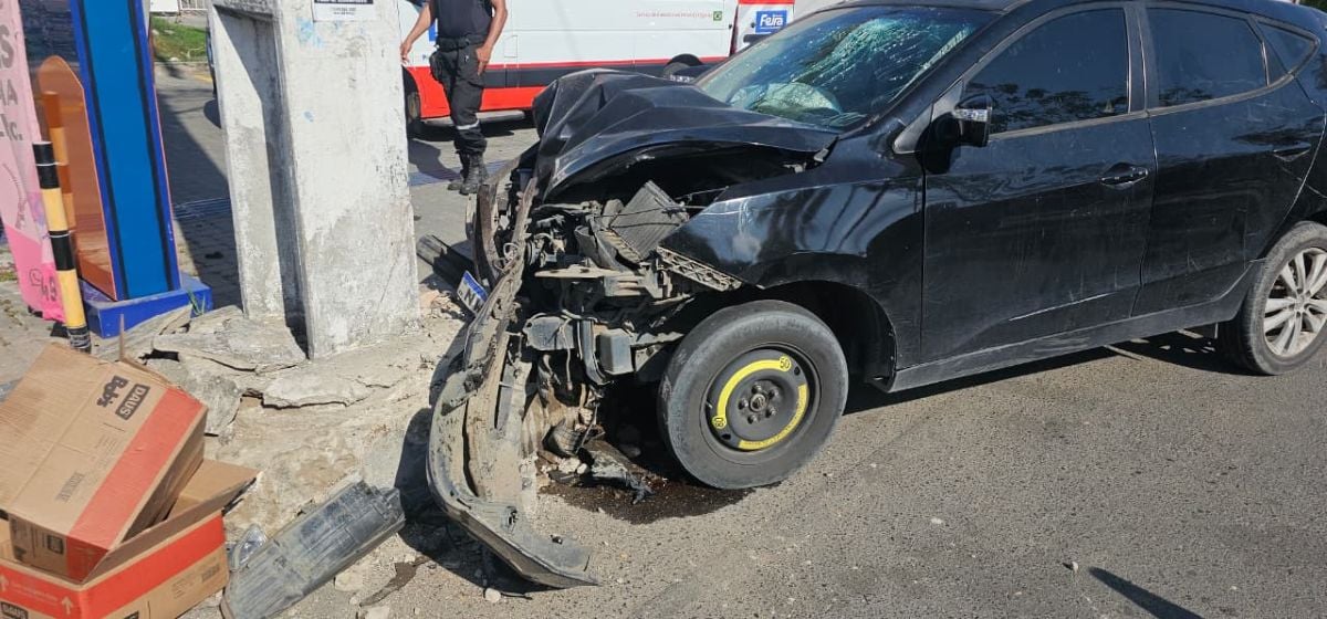carro bate em poste
