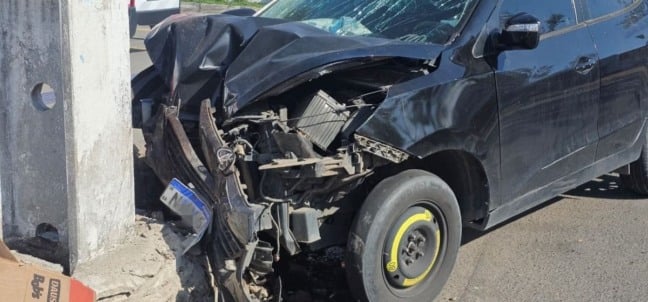 carro bate em poste