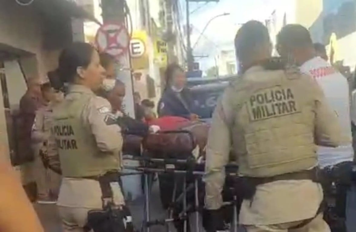 Homem surta e tenta tomar arma de segurança da Caixa; dois foram baleados Homem surta e tenta tomar arma de segurança da Caixa; dois foram baleados