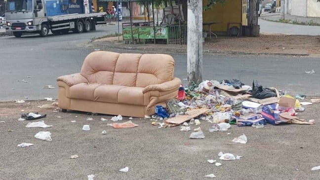 Lixo na esquina da praça do conjunto Morada das Árvores