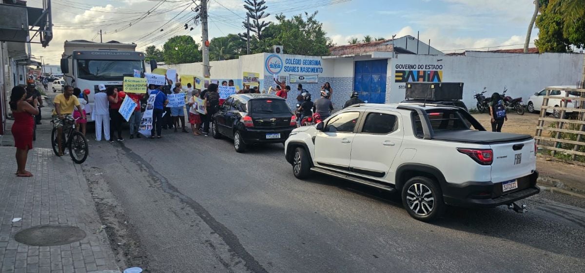manifestação manifestação contra fechamento do colégio estadual georgina em feira de Santana