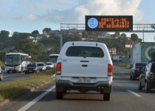 Rodovia movimentada - carteira de habilitação / CNH
