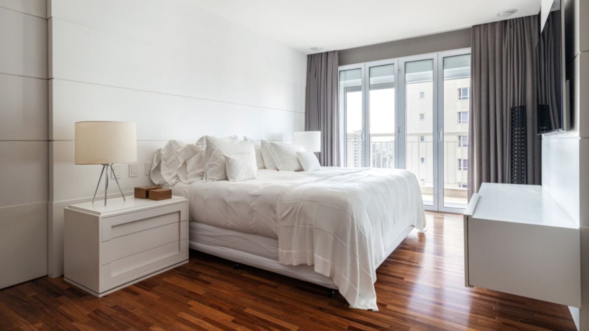 A revalorização dos pisos de taco tem crescido com a preferência por acabamentos rústicos e naturais que destacam a textura e os veios da madeira, assim como a escolha das arquitetas Danielle Dantas e Paula Passos no projeto desse dormitório | Projeto do escritório Dantas & Passos Arquitetura