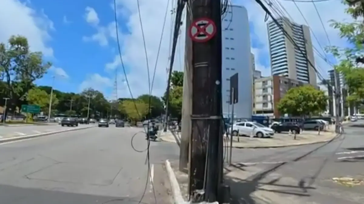 Trabalhador sofre choque elétrico em poste na Avenida Garibaldi, em Salvador