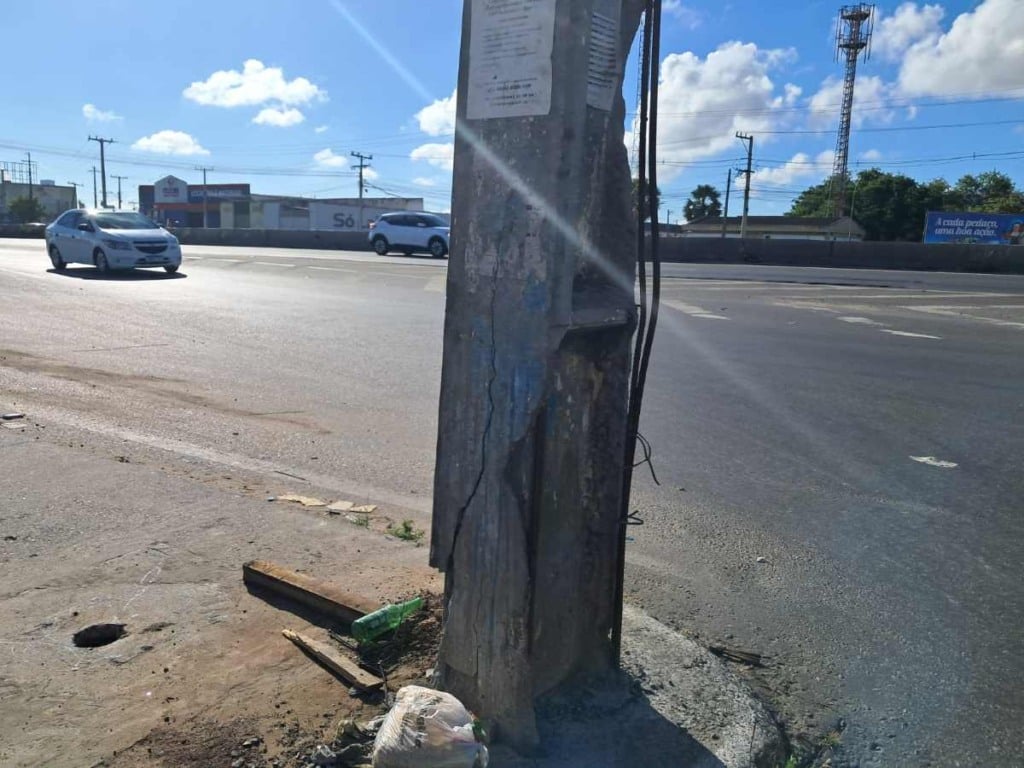 poste cedendo no cj Morada das Árvores
