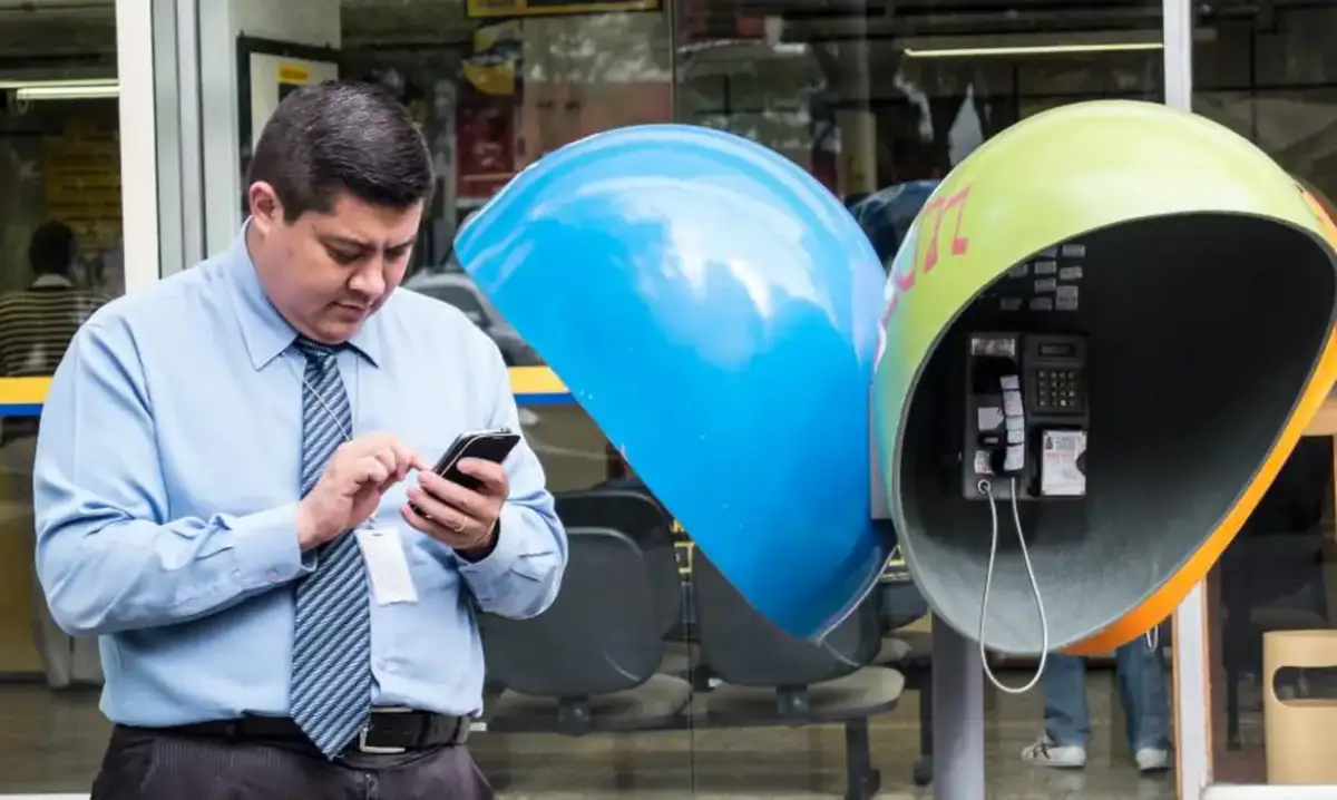 Até o final de 2028, orelhões serão extintos em todo o Brasil