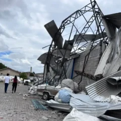 Tornado com ventos de até 180 km/h causa destruição no Paraná