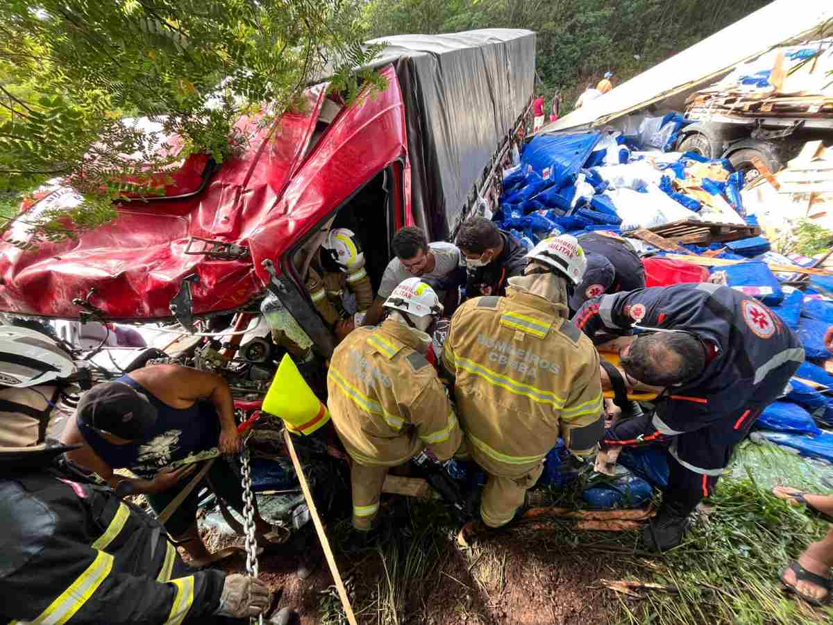 17º BBM retira vítima presa nas ferragens após colisão entre dois caminhões na BR-242 em Cristópolis