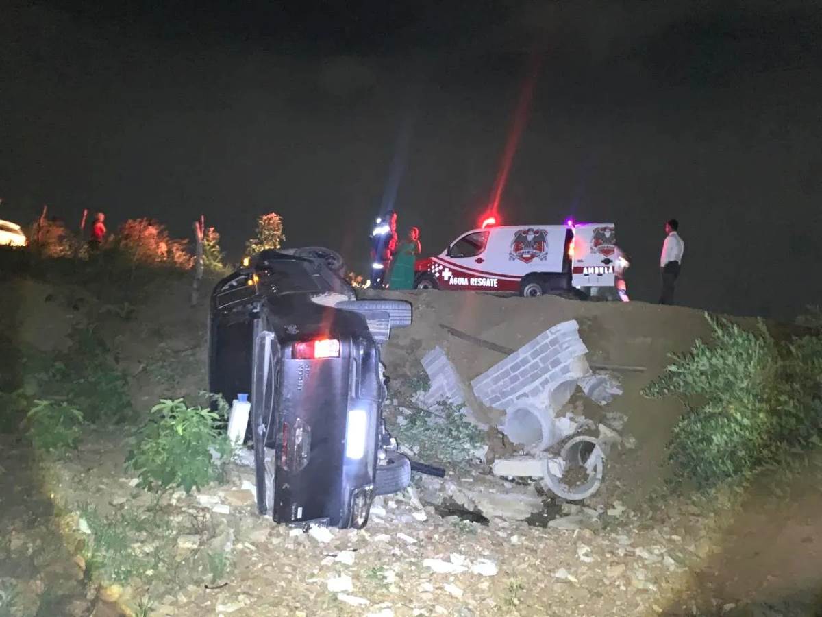 Condutor fica ferido após perder controle de Hilux e veículo tombar na BA-409