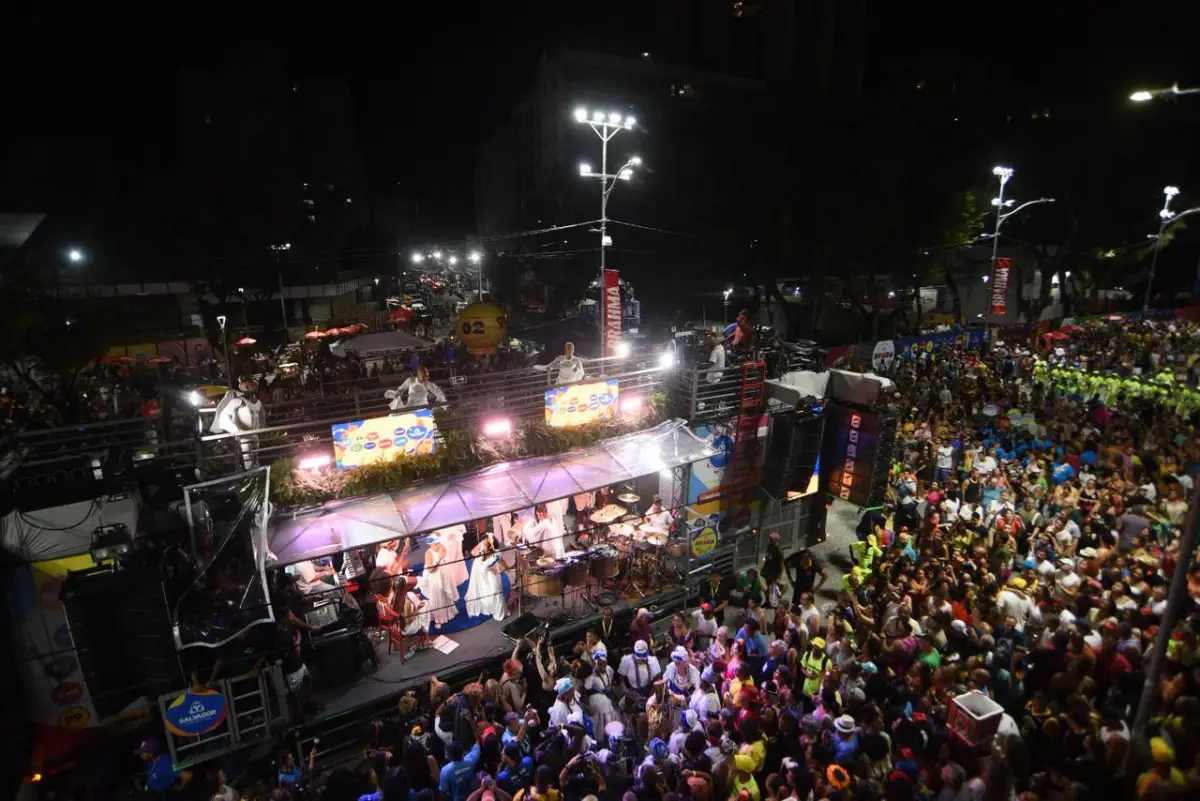 Carnaval começa oficialmente com homenagem ao samba e entrega da chave da cidade ao Rei Momo