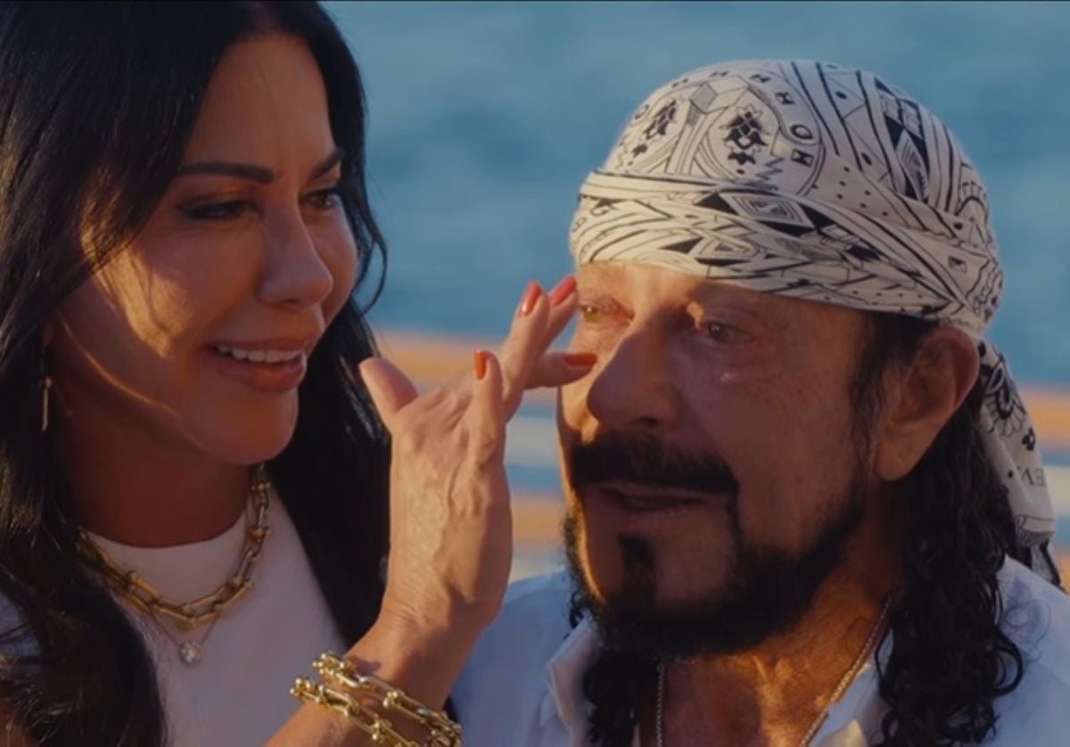 Cantor Bell Marques emocionado no chá de revelação da net