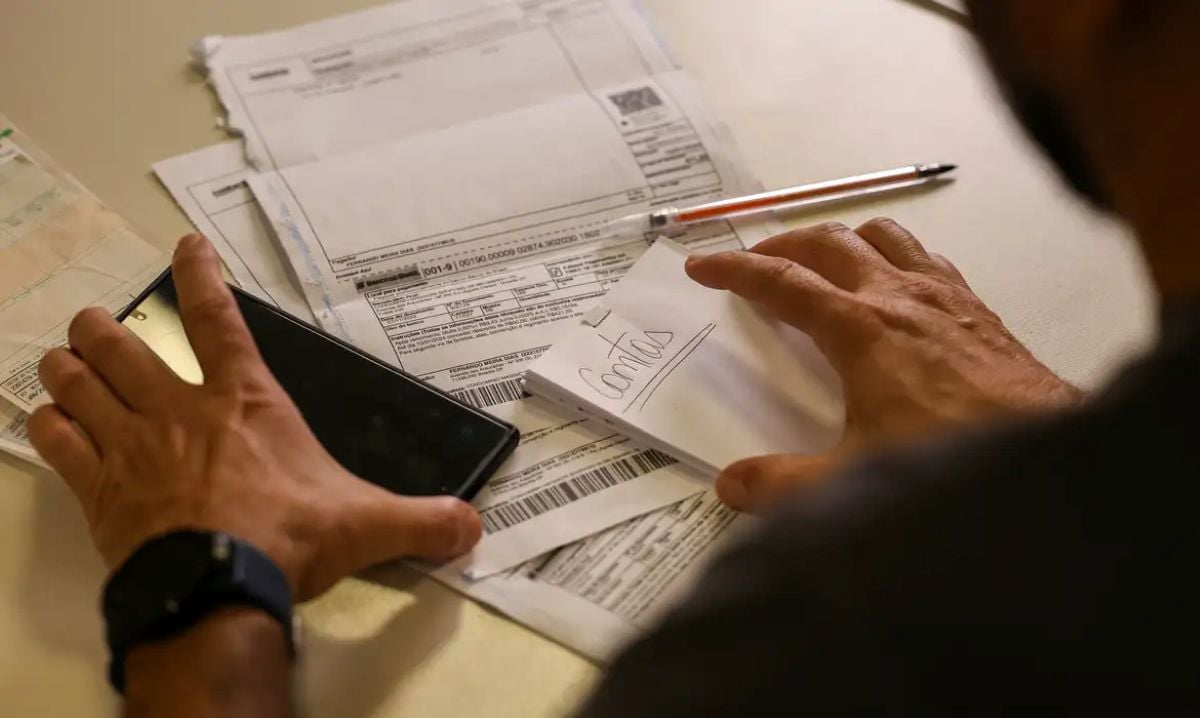 Salário mínimo de R$ 1.621 começa a ser pago nesta segunda (2)