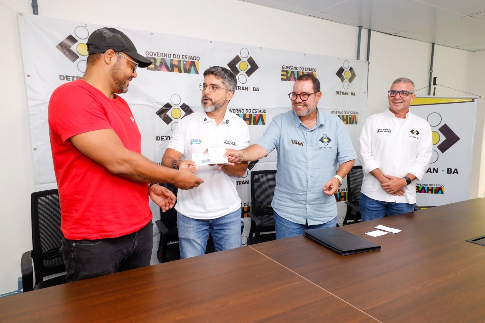 Bahia entrega primeira CNH do Brasil emitida no estado