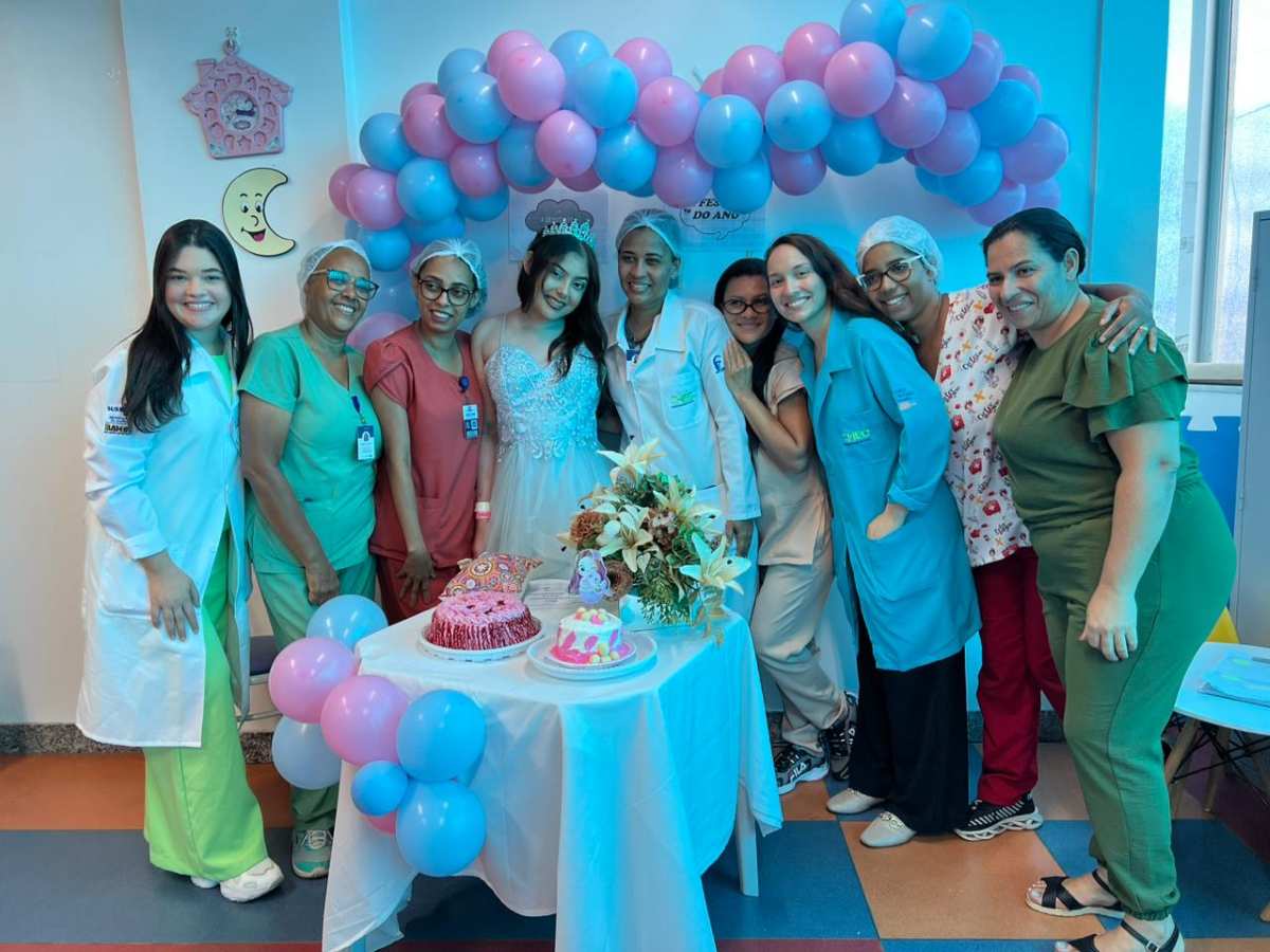 Paciente do HEC celebra 15 anos com surpresa Foto Caio Brito Ascom HEC