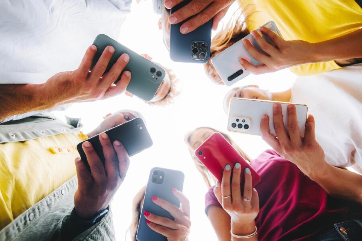 Pessoas usando celular