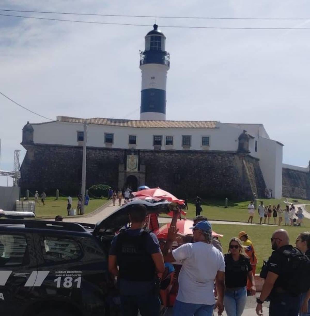 Polícia Civil prende dois homens por extorsão no Farol da Barra em Salvador