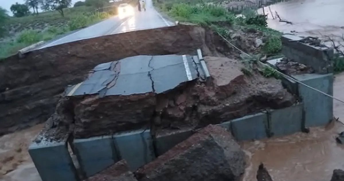 Ponte desaba após fortes chuvas e interdita trecho da BA-046, na zona rural de Iaçu