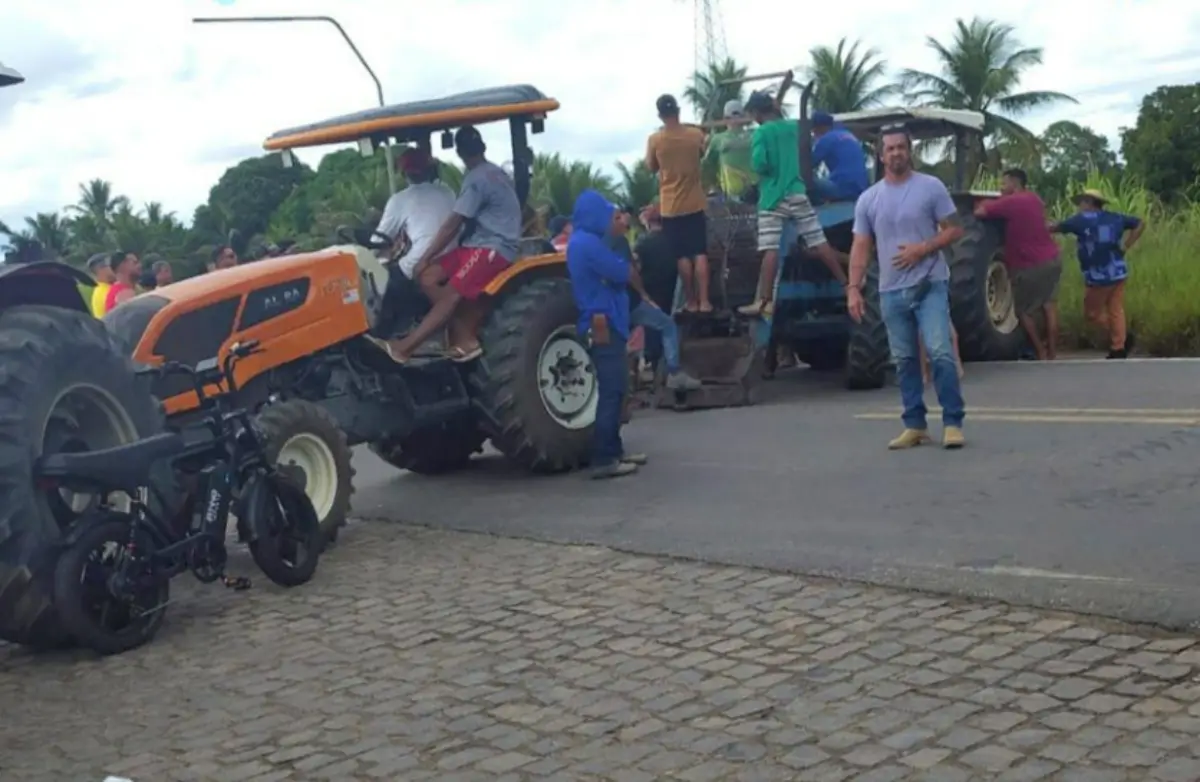Protesto de produtores fecha trecho da BR-101 em Itamaraju e causa lentidão