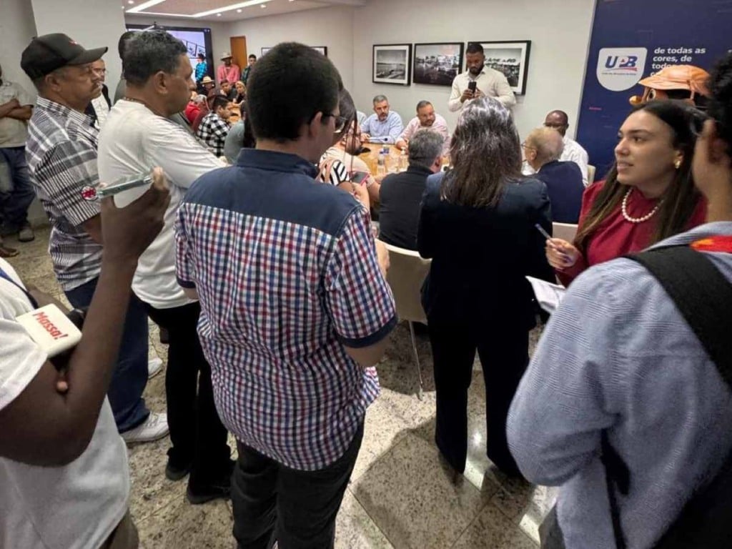 São João da Bahia Polêmica com cachês altos e atrações externas leva forrozeiros a apresentar proposta à UPB