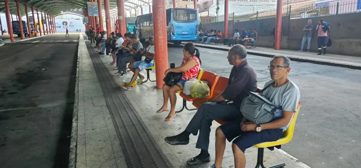 Usuários relatam atrasos no transporte público no Transbordo Central em Feira de Santana