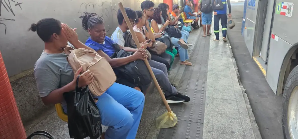 Usuários relatam atrasos no transporte público no Transbordo Central em Feira de Santana