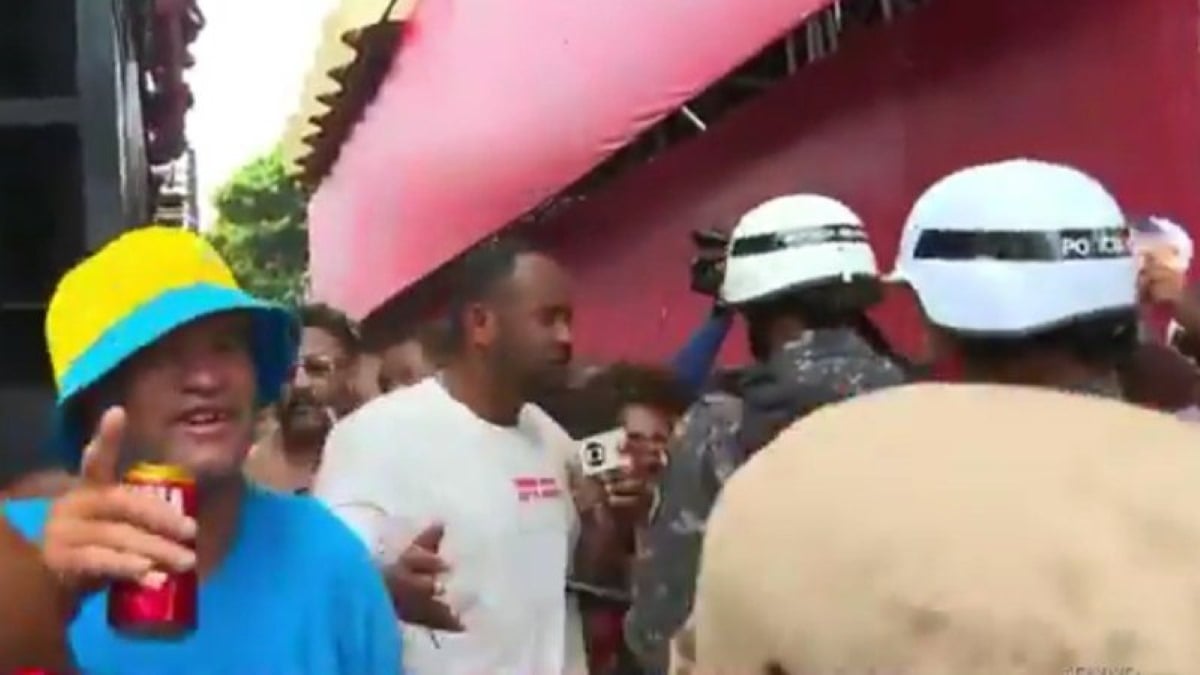 Vanderson Nascimento é empurrado por PM durante Arrastão de Carnaval