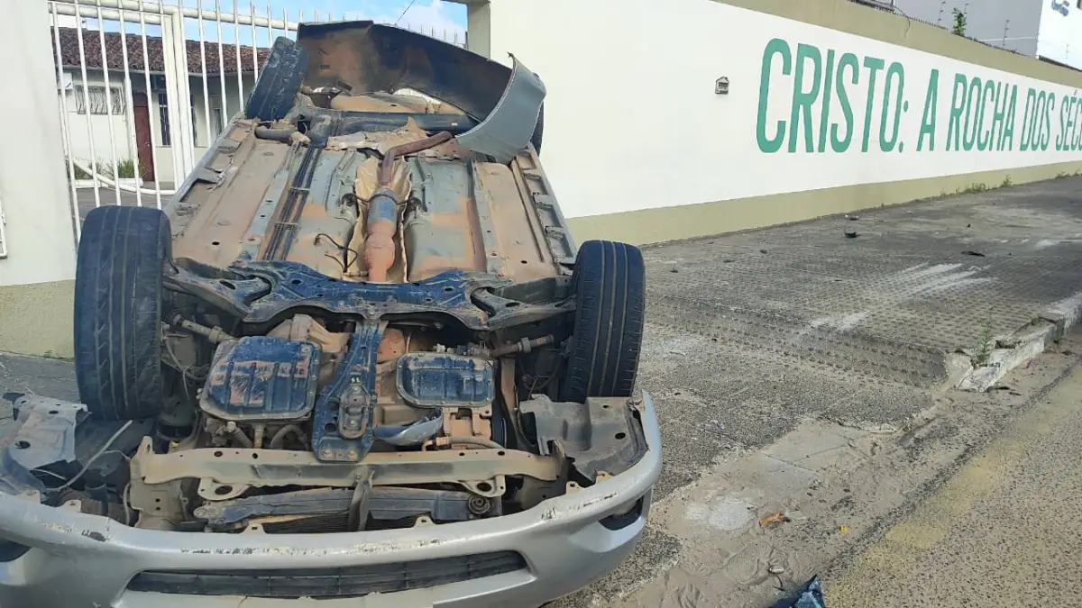Policial militar fica ferido após capotamento na Avenida Maria Quitéria, em Feira de Santana