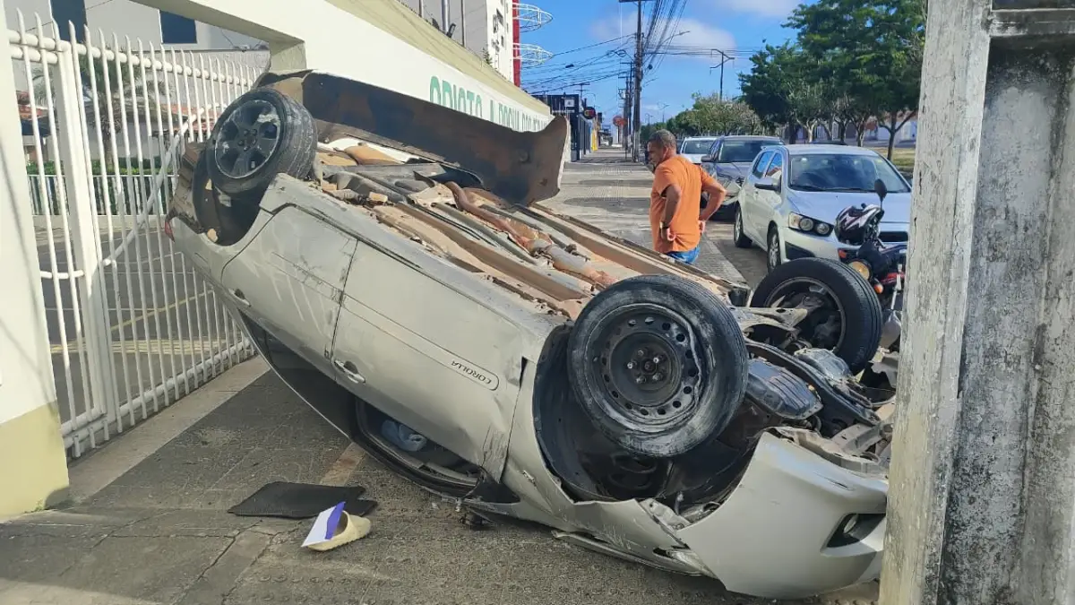 Policial militar fica ferido após capotamento na Avenida Maria Quitéria, em Feira de Santana