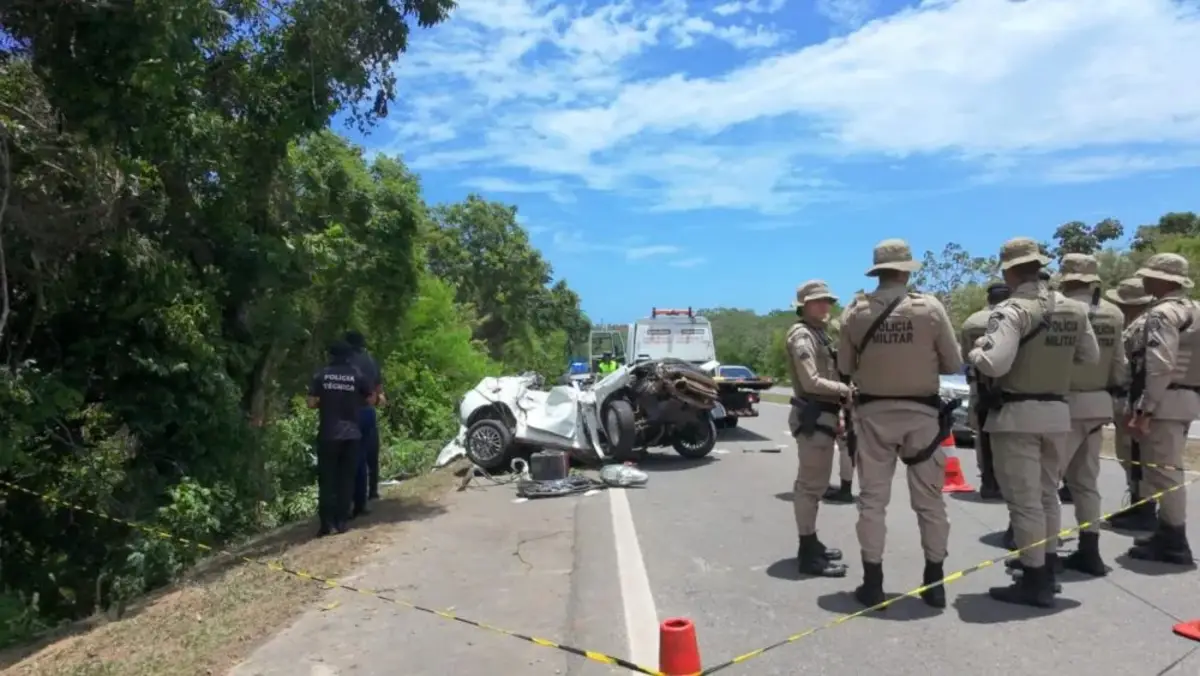 Carro com placa de Feira de Santana se envolve em acidente com quatro mortos e um ferido na Estrada do Coco