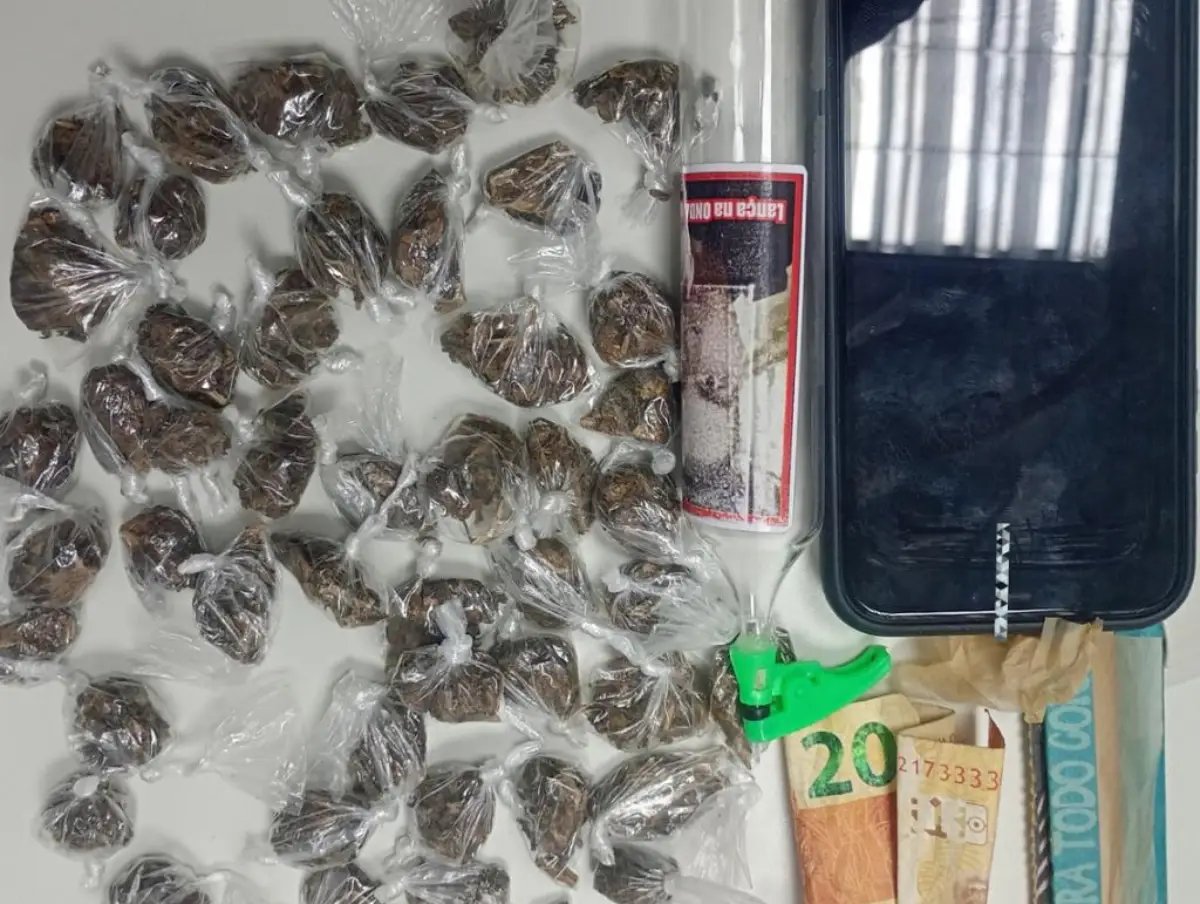 Adolescente é apreendido com 52 buchas de maconha no bairro Tomba, em Feira de Santana