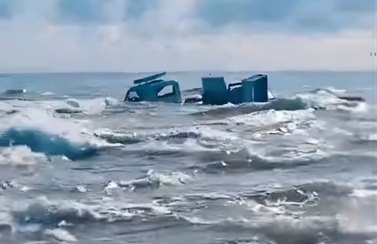 Caminhão com geradores cai no mar durante transporte para Festa de Iemanjá em Ituberá