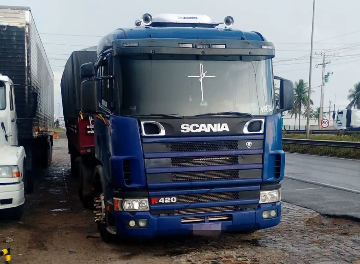 Motorista é encontrado morto em carreta na BR-324; perícia aponta mal súbito durante ato sexual