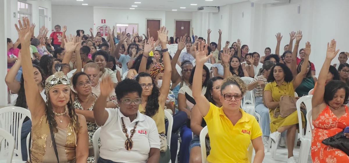 Professores da rede municipal de Feira de Santana aprovam paralisação para o dia 24 após assembleia