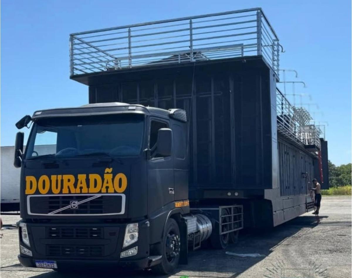 trio elétrico Douradão