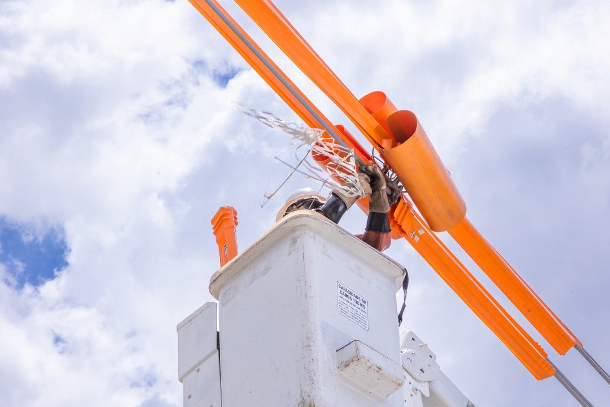 Utilização de serpentinas metálicas no Carnaval está proibida e multas podem chegar a R$ 100 mil